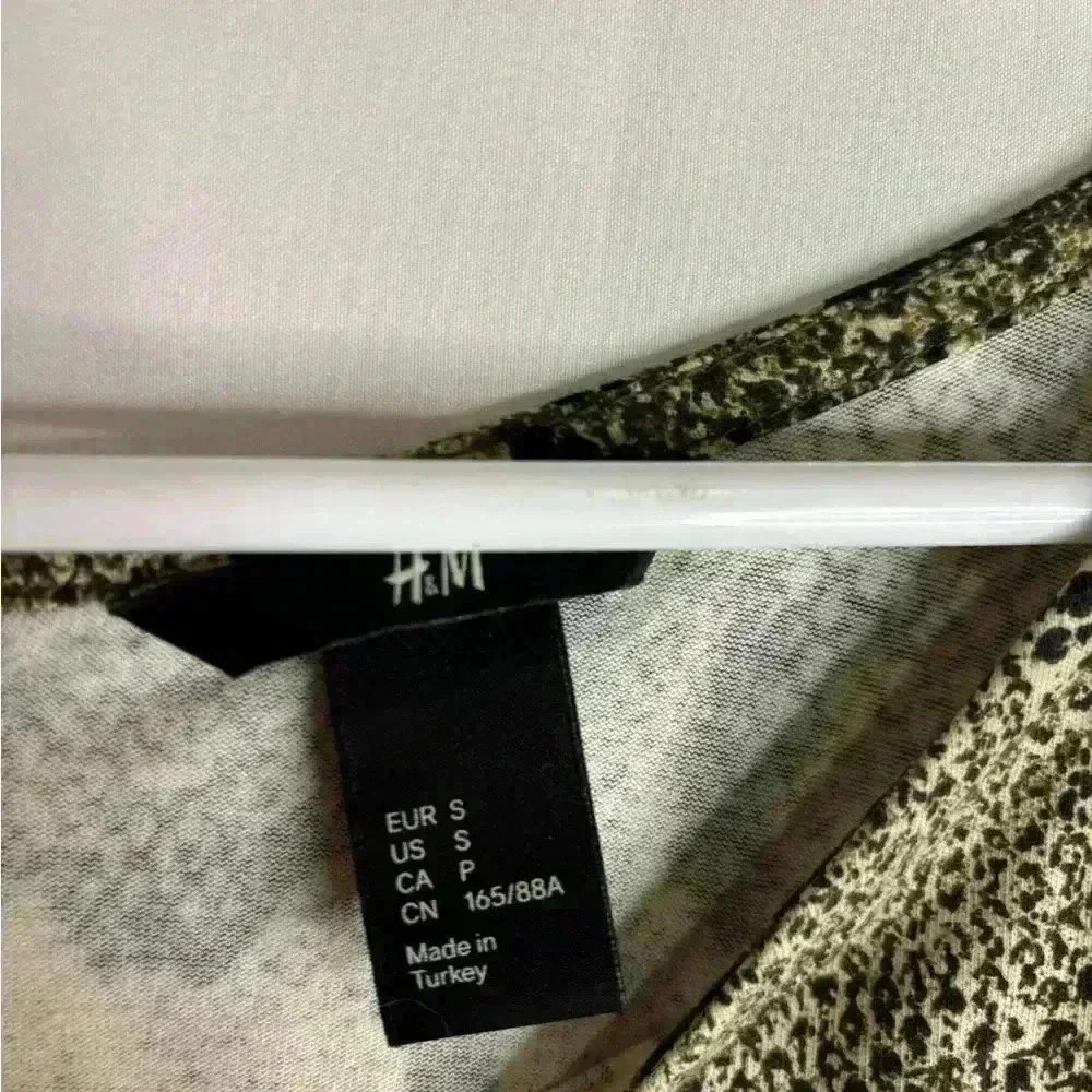 Womens size small h&m brand shirt, #E184 - Picture 3 of 5
